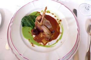 poitrine de pigeon rôtie, la cuisse en ballottine au foie gras