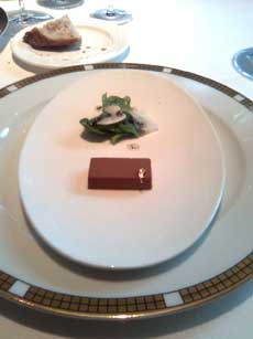 turrÃ³n de foie gras au cacao et feuille d'or avec salade de truffes d'Ã©tÃ©